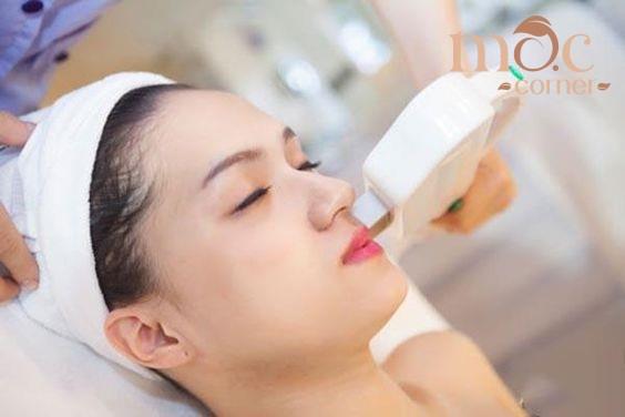 DÙNG MÁY CÔNG NGHỆ CAO IPL ĐIỀU TRỊ MỤN